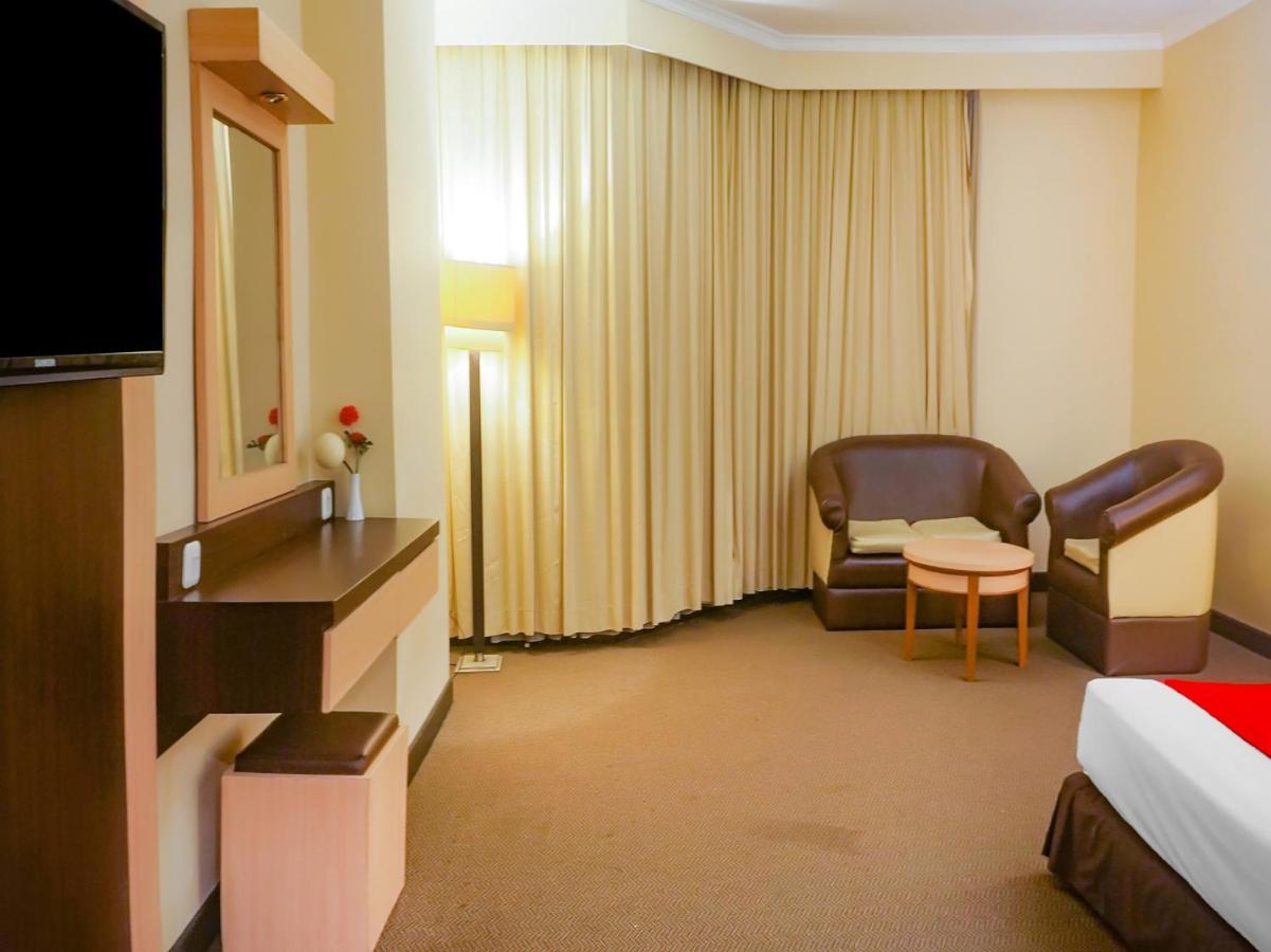 OYO 3967 Hotel Pantai Wisata Makassar Exterior foto